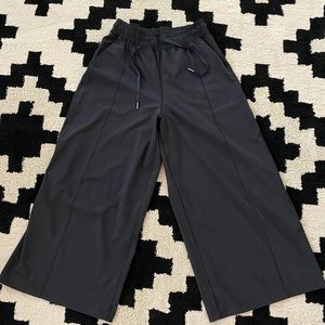 Lululemon NWOT Wide Leg Crop Pants